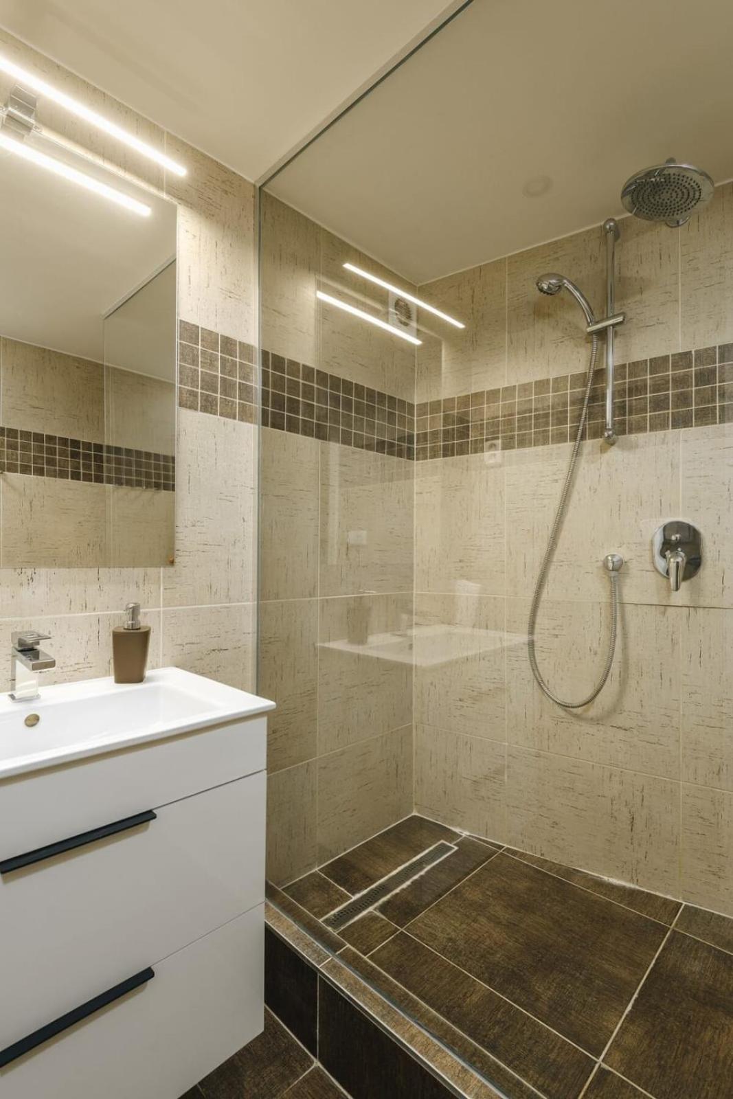 פראג Cozy & Comfortable Apt Walking Anywhere You Want Sen מראה חיצוני תמונה