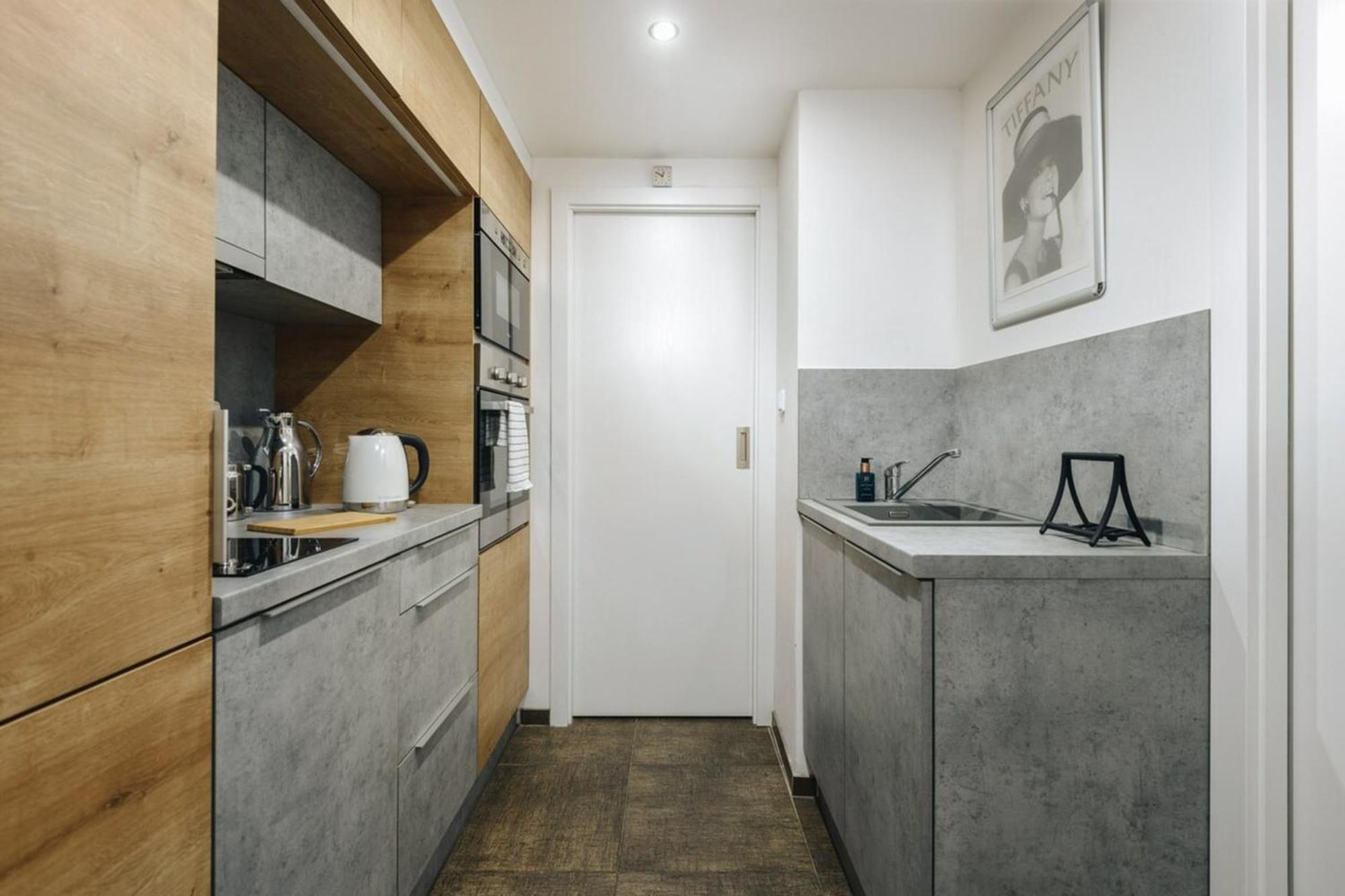 פראג Cozy & Comfortable Apt Walking Anywhere You Want Sen מראה חיצוני תמונה